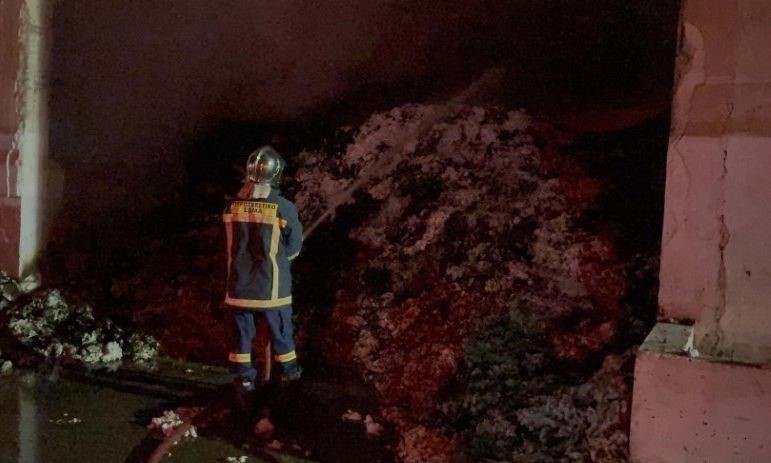 Στις φλόγες εργοστάσιο βαμβακιού στα Τρίκαλα